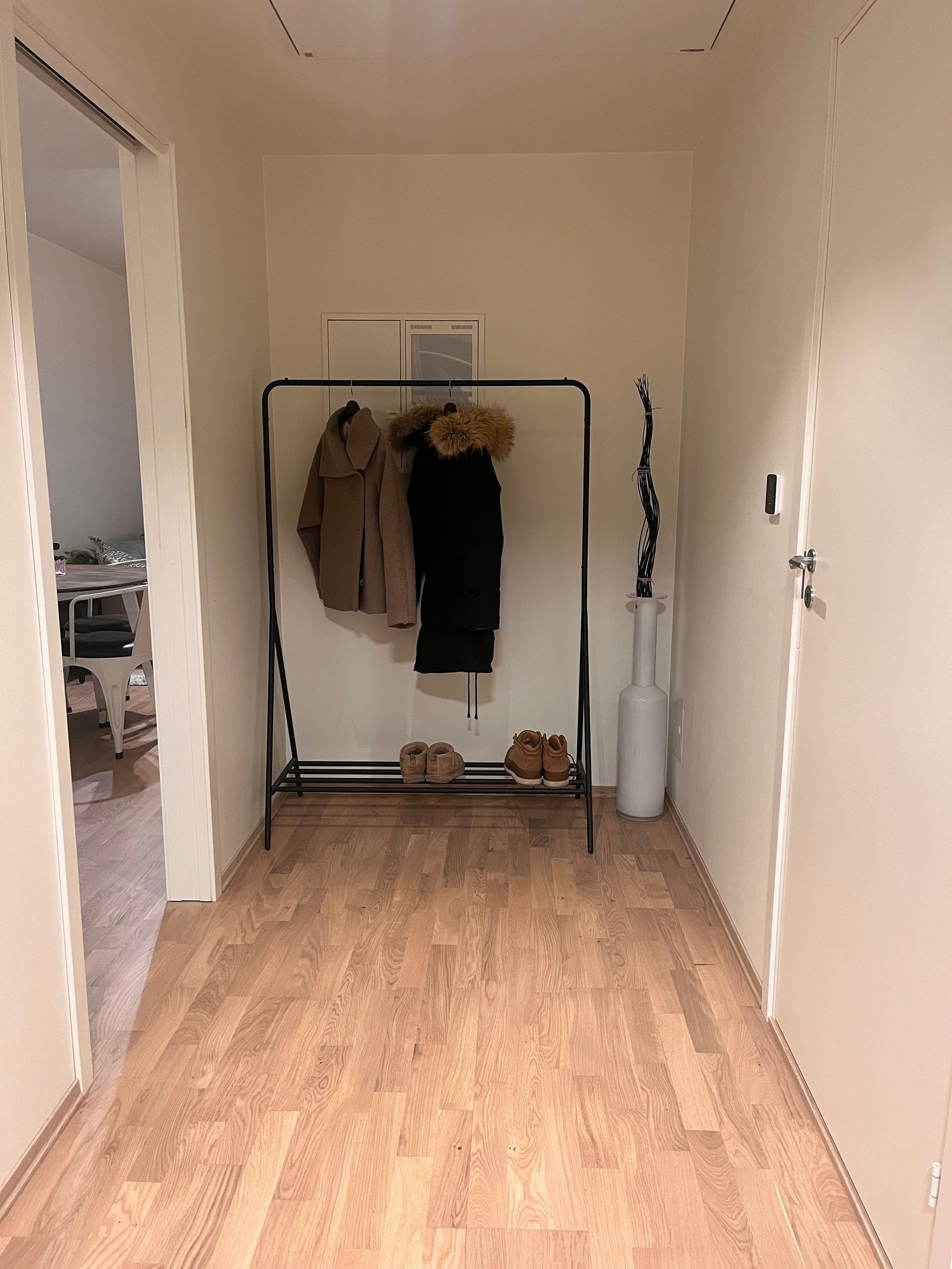 Romslig entré med god plass til oppbevaring og enkel adkomst til leilighetens øvrige rom. Galleribilde