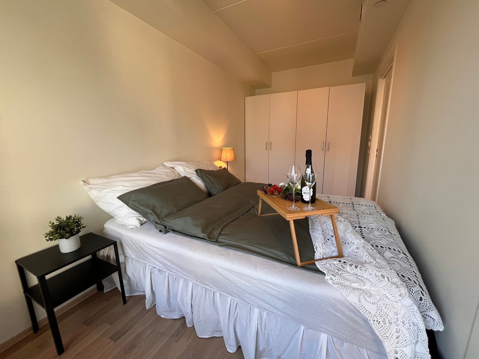 Soverommet fremstår som lyst og harmonisk med god plass til seng og oppbevaring, samt behagelig vannbåren gulvvarme. Galleribilde
