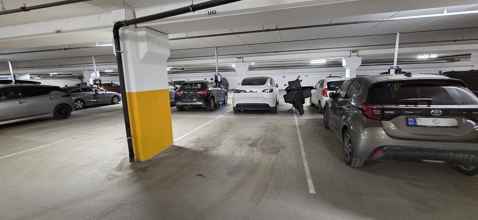 Leiligheten disponerer en romslig parkeringsplass i lukket garasjeanlegg – komfortabelt og praktisk i hverdagen. Galleribilde