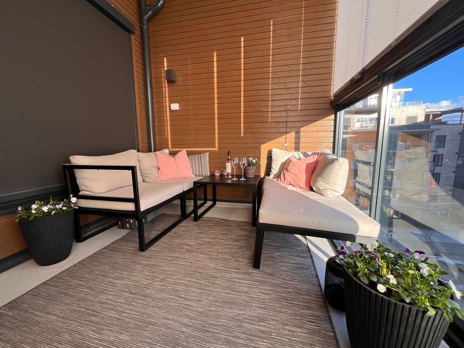 Lun og skjermet balkong med mulighet for både loungeområde og sosiale sammenkomster – perfekt for lange sommerkvelder. Galleribilde