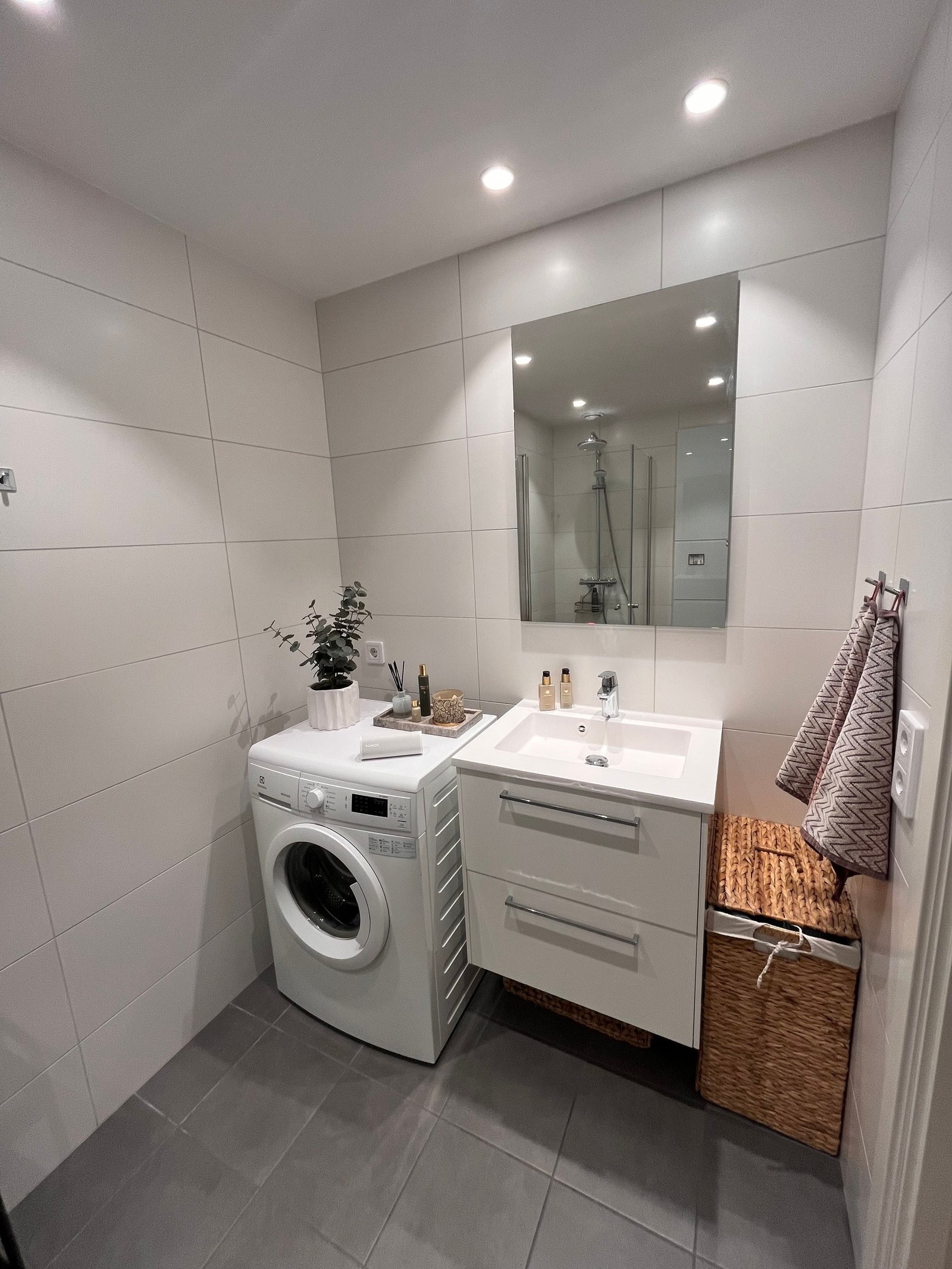 Badet har opplegg for vaskemaskin/tørketrommel, gode oppbevaringsmuligheter og praktiske løsninger for en komfortabel hverdag. Galleribilde