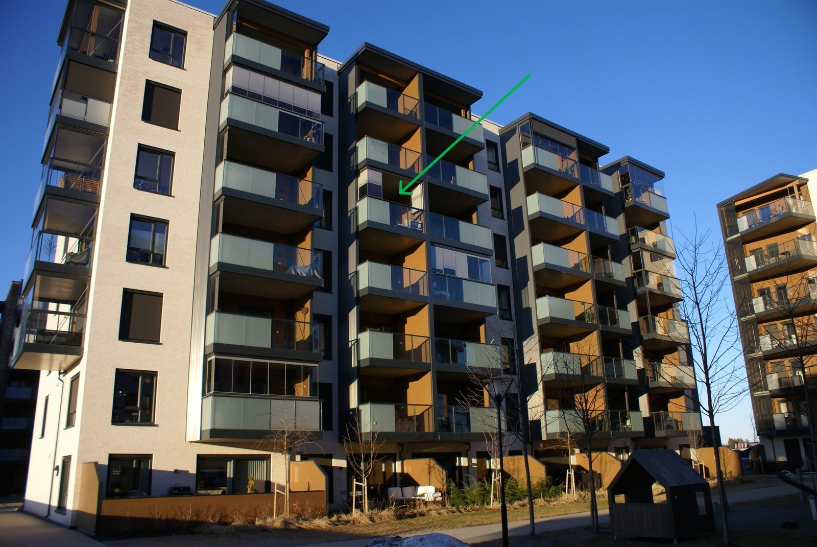 Moderne og attraktiv leilighet i populære Sagabyen – sentralt beliggende med innglasset balkong, gode solforhold og kort vei til Jessheim sentrum og togstasjon. Galleribilde