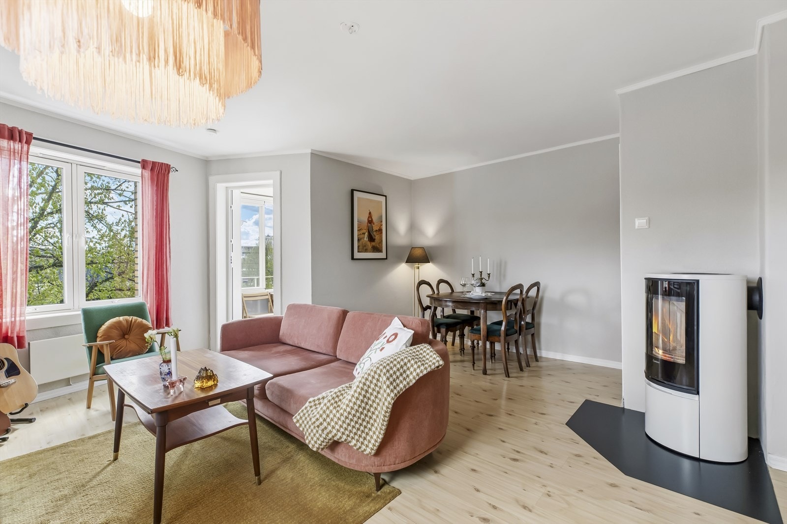 Her er det god plass til både en komfortabel sofagruppe og et romslig spisebord. Galleribilde