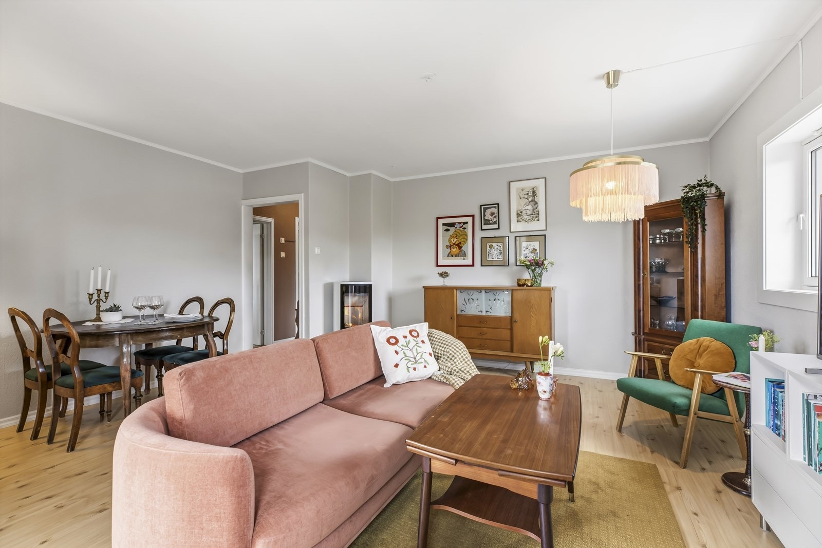 Her ligger alt til rette for å skape en varm og innbydende stue. Galleribilde