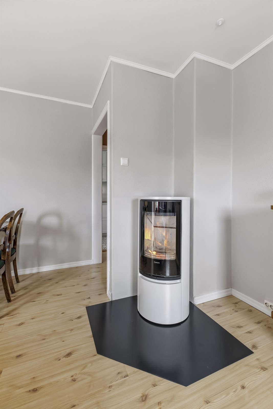 Peisen i stuen er med på å bidra til en varm og hyggelig stemning. Galleribilde