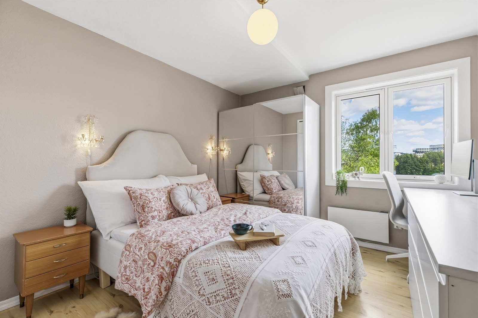 Soverommet er romslig og har store vindusflater som slipper inn rikelig med naturlig lys. Galleribilde