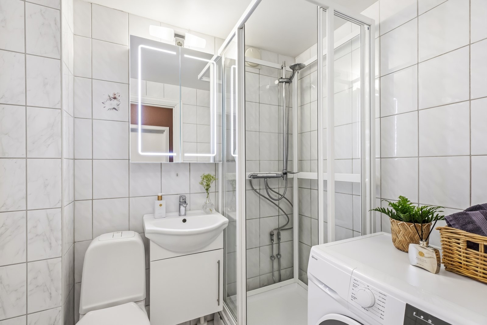Rommet har praktisk opplegg for vaskemaskin og gir et solid og velholdt inntrykk. Galleribilde