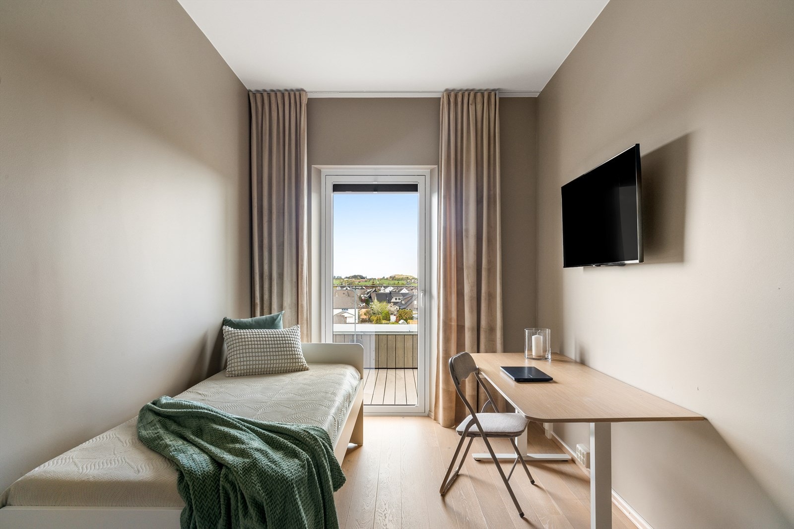 Det andre soverommet er også romslig, med store vindusflater og plass til dobbeltseng. Rommet passer perfekt som barnerom, gjesterom eller hjemmekontor - alt etter behov. Galleribilde
