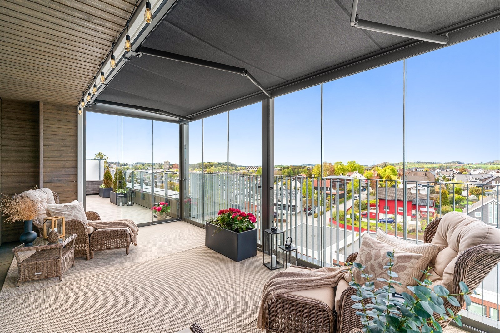 Balkongen har skyvedører i glass på alle tre sider. Galleribilde
