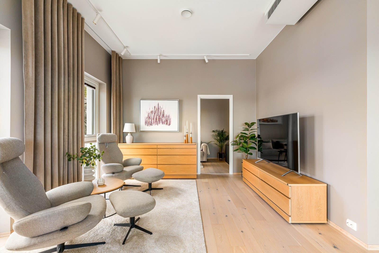 På motsatt side av stuen ligger et soverom med god plass til seng, sofa eller annet møblement - alt etter behov. Galleribilde