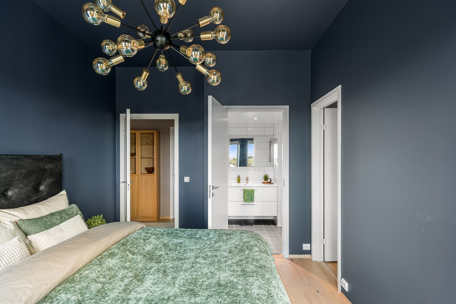 Veggene er malt i delikate blåtoner som gir et elegant utrykk. Galleribilde