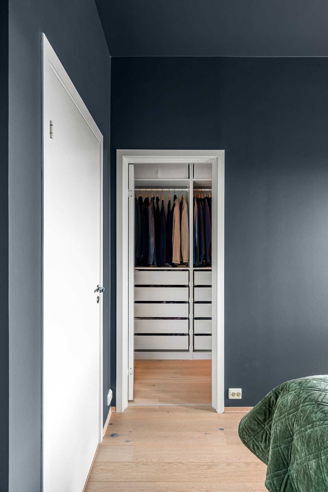 Soverommet har egen walk-in-closet og direkte tilgang til bad. Galleribilde