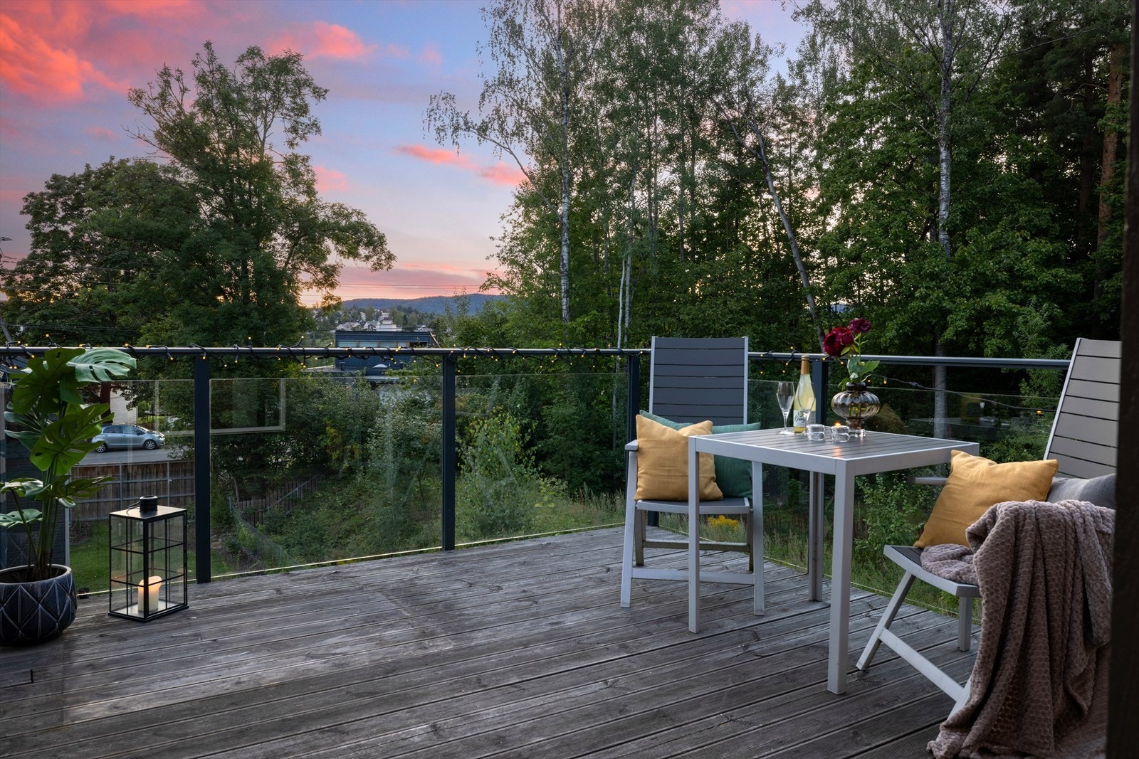 Fra stuen er det utgang til en nordvestvendt takterrasse på ca. 12 kvm. Sol fr ca. kl. 12 - solnedgang, sommerstid. Galleribilde