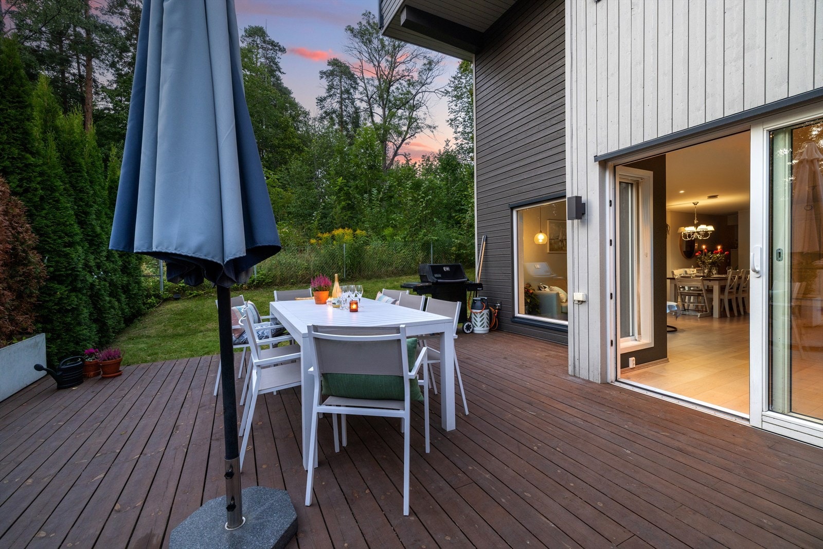 Uteområdene grenser mot fredelig grøntareal og har rikelig med plass til utemøblement, solsenger og grill Galleribilde