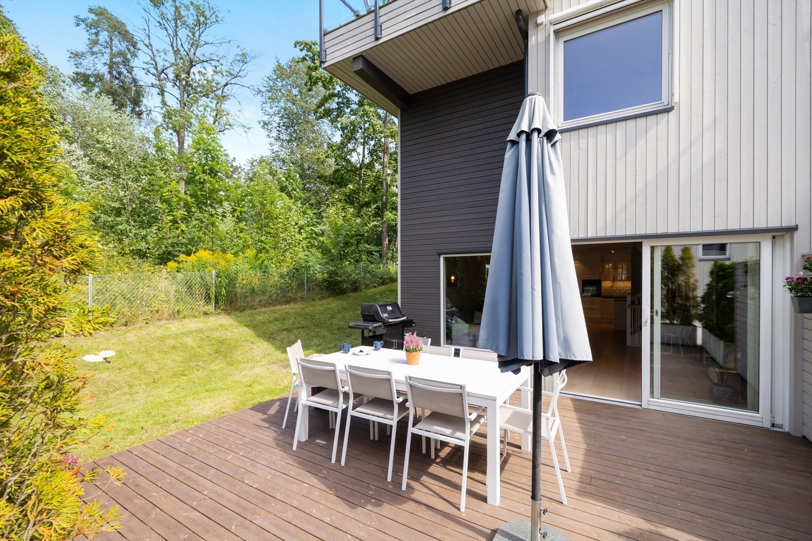 Direkte utgang til vestvendt markterrasse og solrik hage Galleribilde