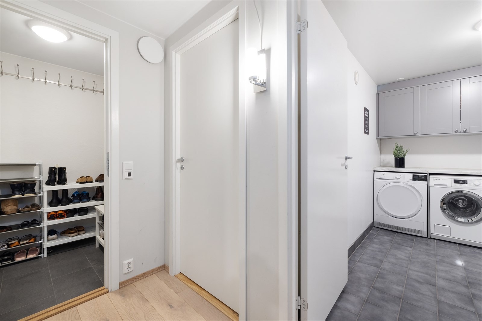 I underetasjen finnes en gang med oppbevaring av yttertøy og direkte tilgang til garasje, romslig bod på ca. 11 kvm og praktisk vaskerom Galleribilde