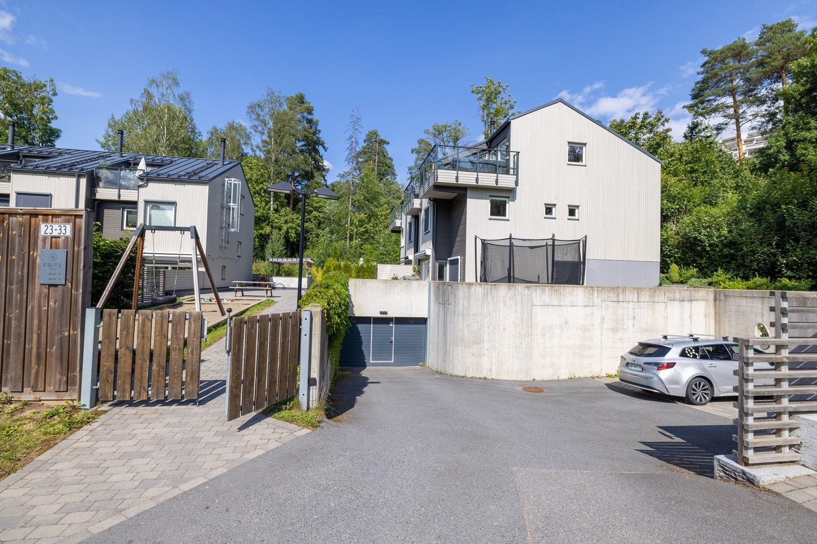 Underjordisk garasjekjeller med varmekabler i nedkjørsel og gjesteparkering utenfor Galleribilde