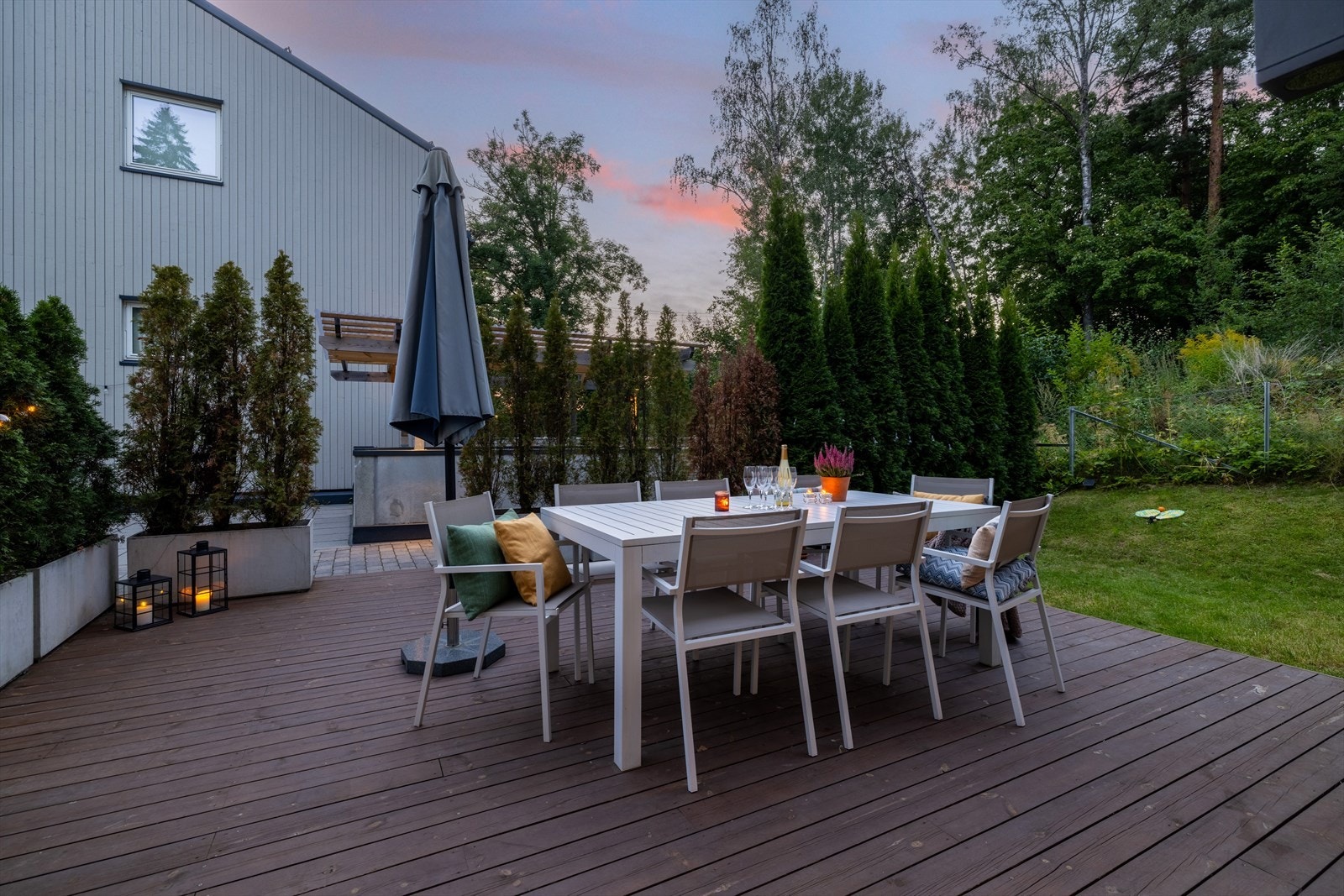 Fra stuen er det utgang til en nordvestvendt markterrasse på ca. 32 kvm. Sol fra ca. 12 - 18/19, sommerstid. Galleribilde