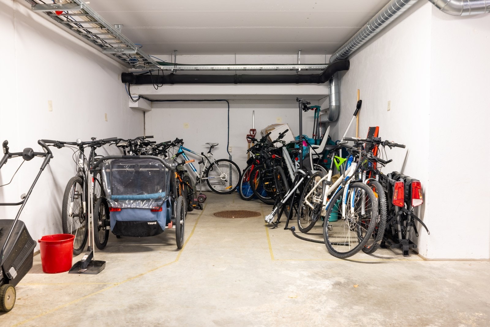 Felles sykkelparkering i garasjekjeller Galleribilde