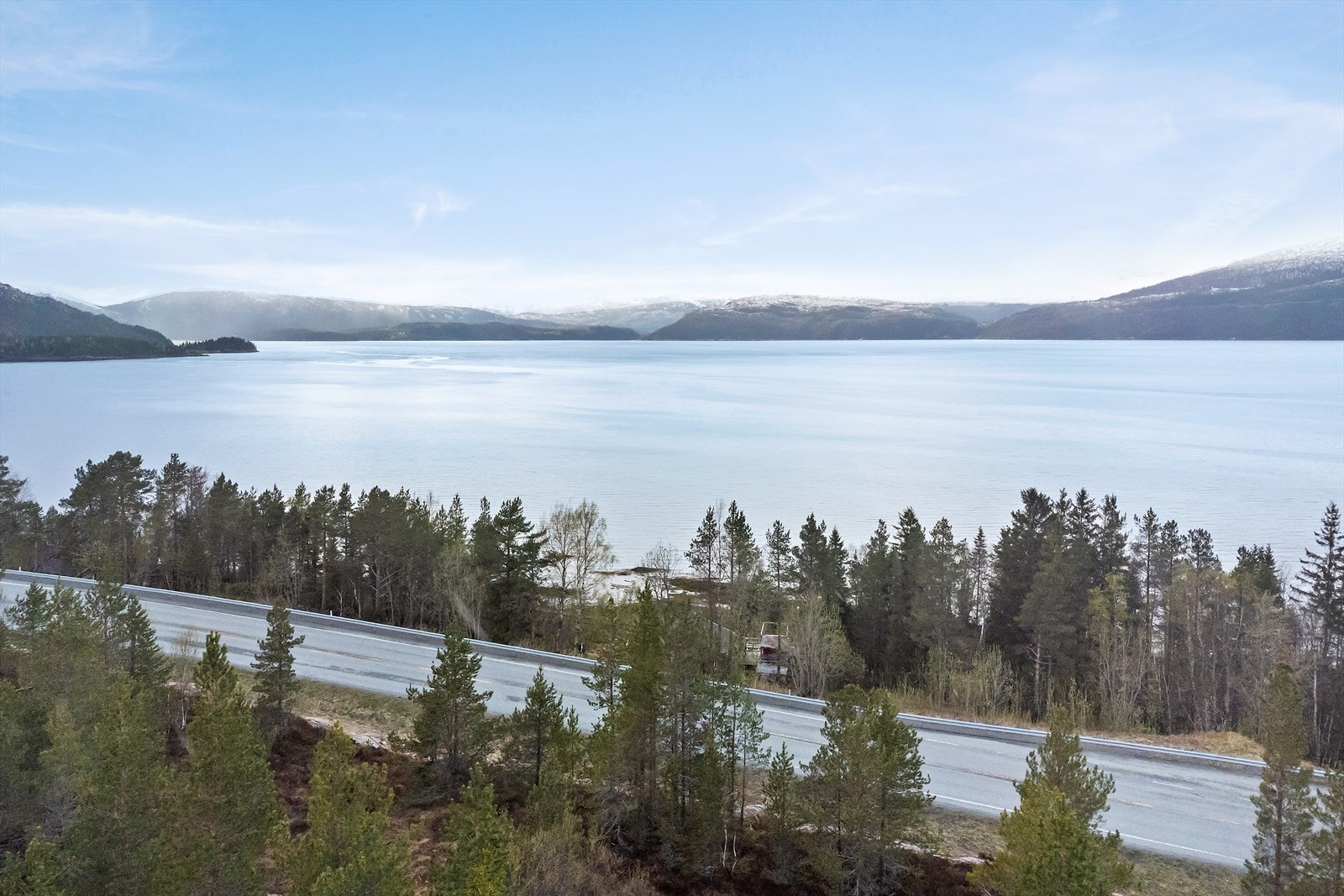 Området er for det meste bebygget med fritidsboliger. Et naturskjønt sted med flott utsikt i retning mektige fjord og fjellomgivelser. Galleribilde