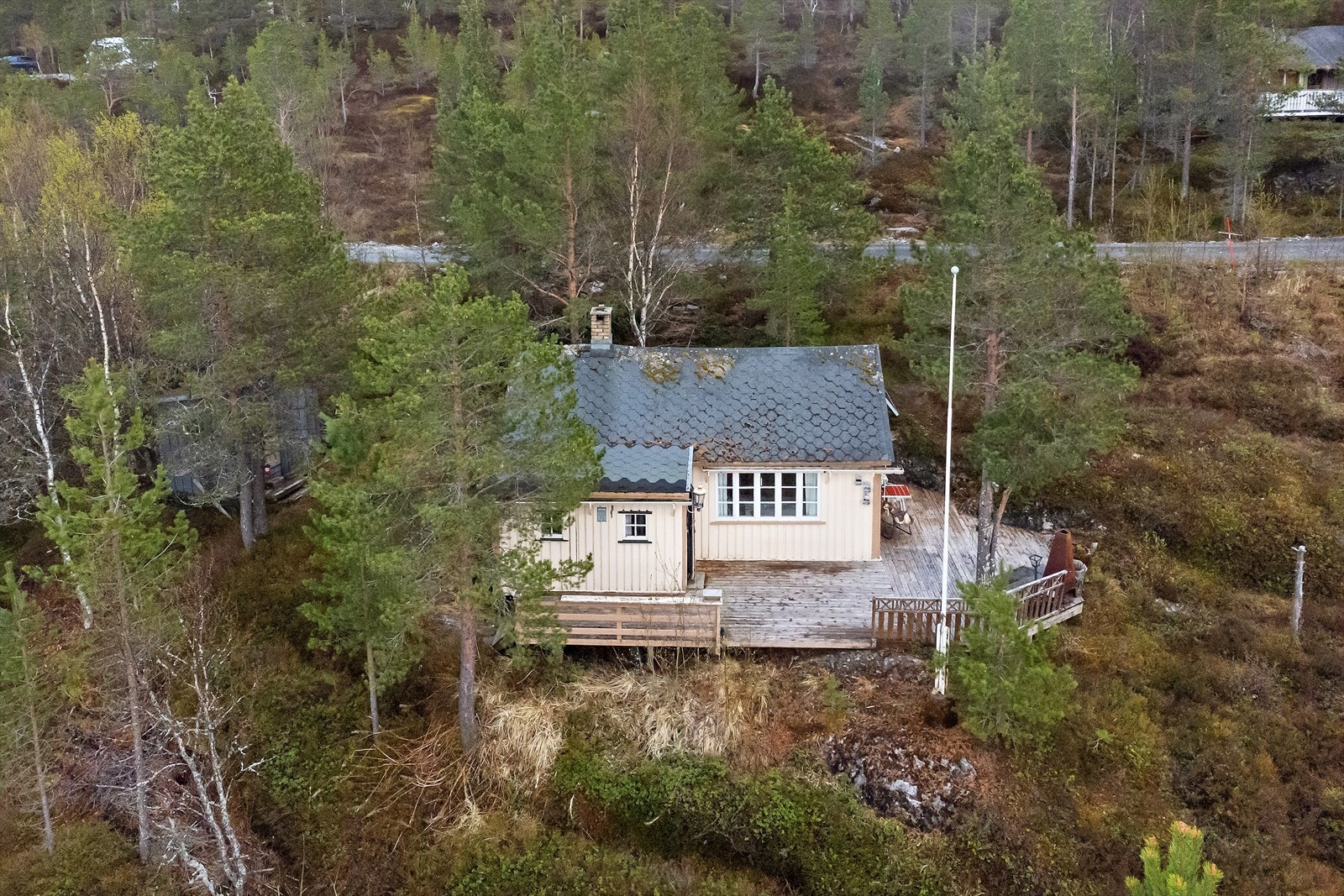 På tomten er det oppført en hytte og et uthus. Galleribilde
