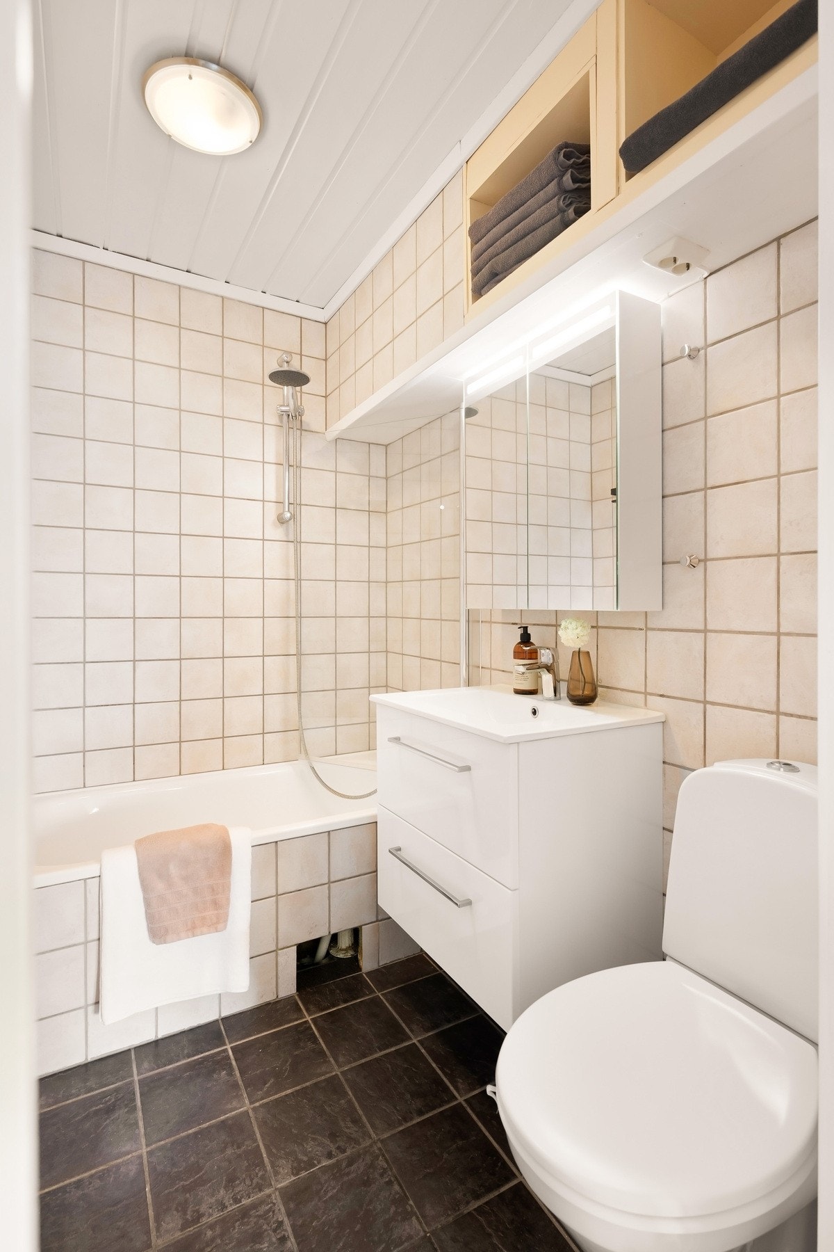 Badet er fra ca. 2005/2006 (ihht. selger) og har flislagt gulv med gulvvarme. Galleribilde
