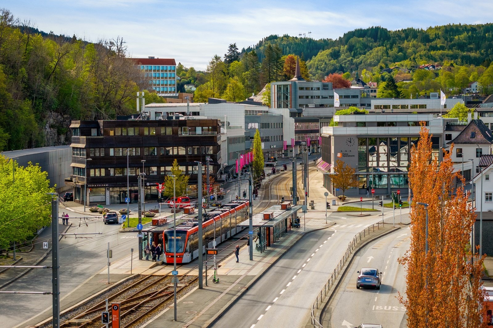 Under fem minutters gange til Bybanen og bussforbindelsene på Nesttun terminal, med kort reisetid til sentrum og Flesland. Galleribilde