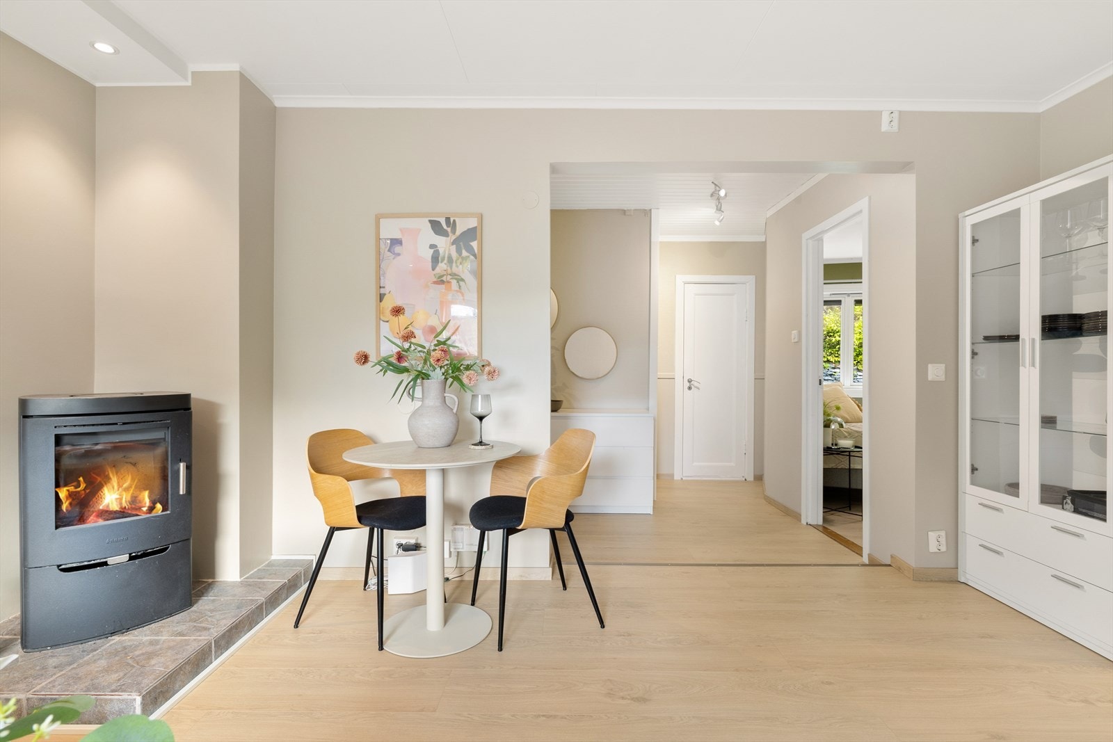 Stuen har en praktisk utforming med rom for både sofagruppe og en spiseplass. Galleribilde