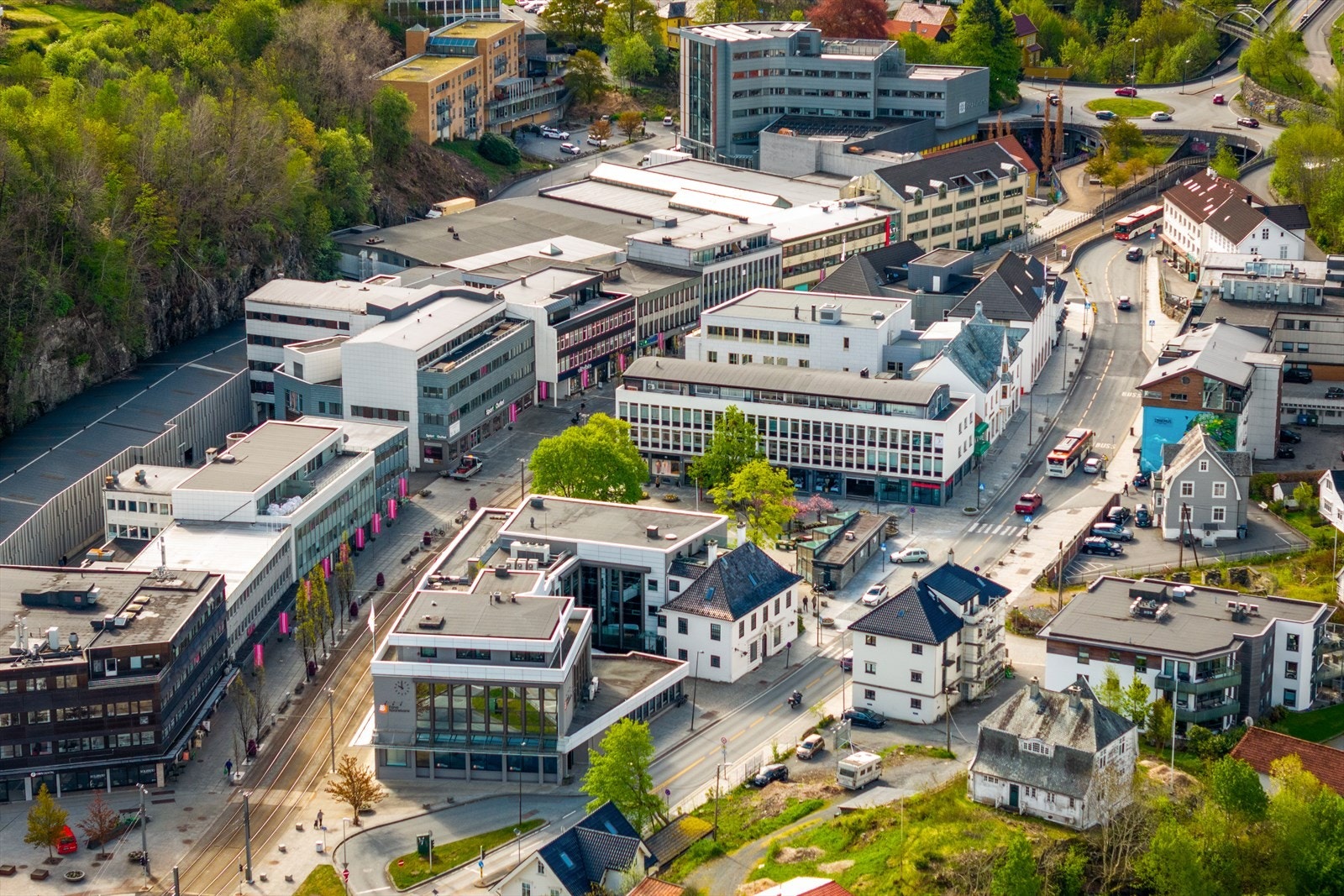 Nesttun sentrum er en kort spasertur unna, med et rikt utvalg av butikker, kafeer og servicetilbud som AMFI Nesttun. Galleribilde