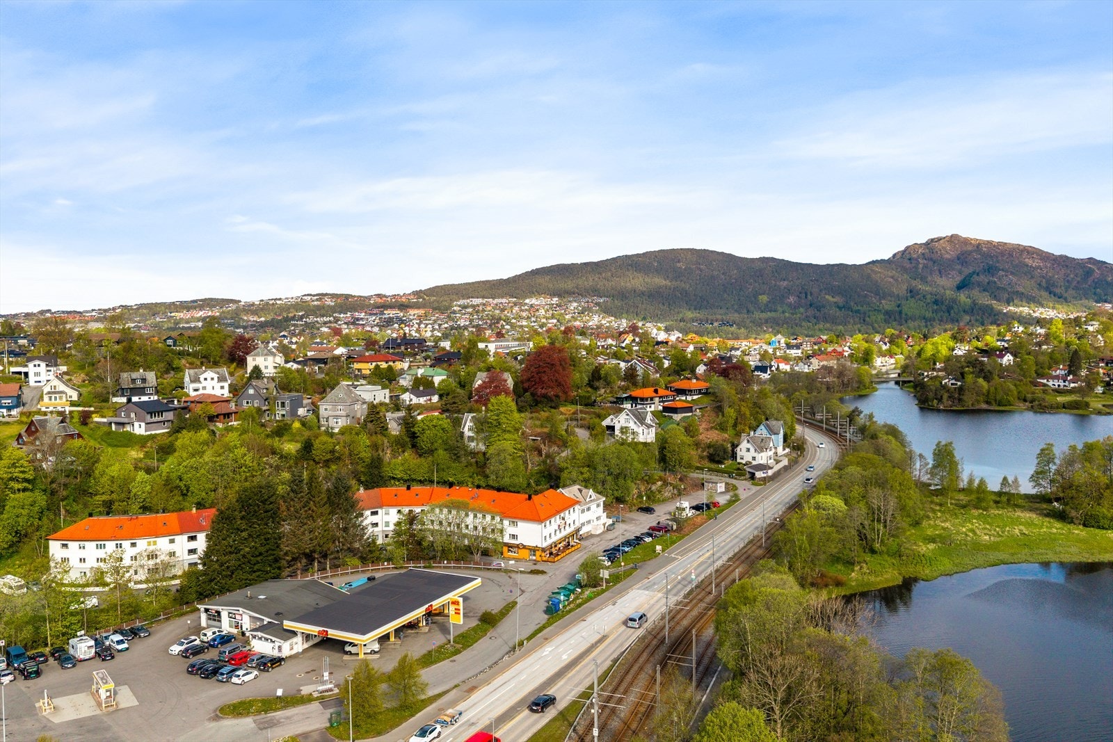 Fra boligen er det kort vei til turområder ved Nesttunvatnet og i Smøråsen. Galleribilde