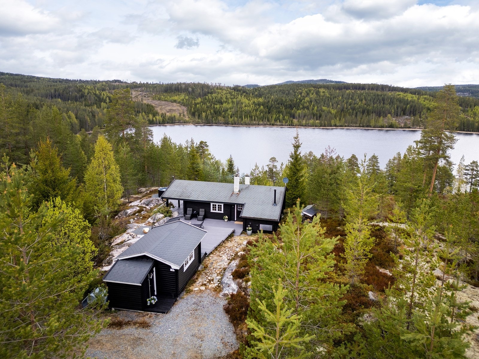 Beliggenheten gir gode muligheter for friluftsliv, fiske og bading i umiddelbar nærhet. Galleribilde