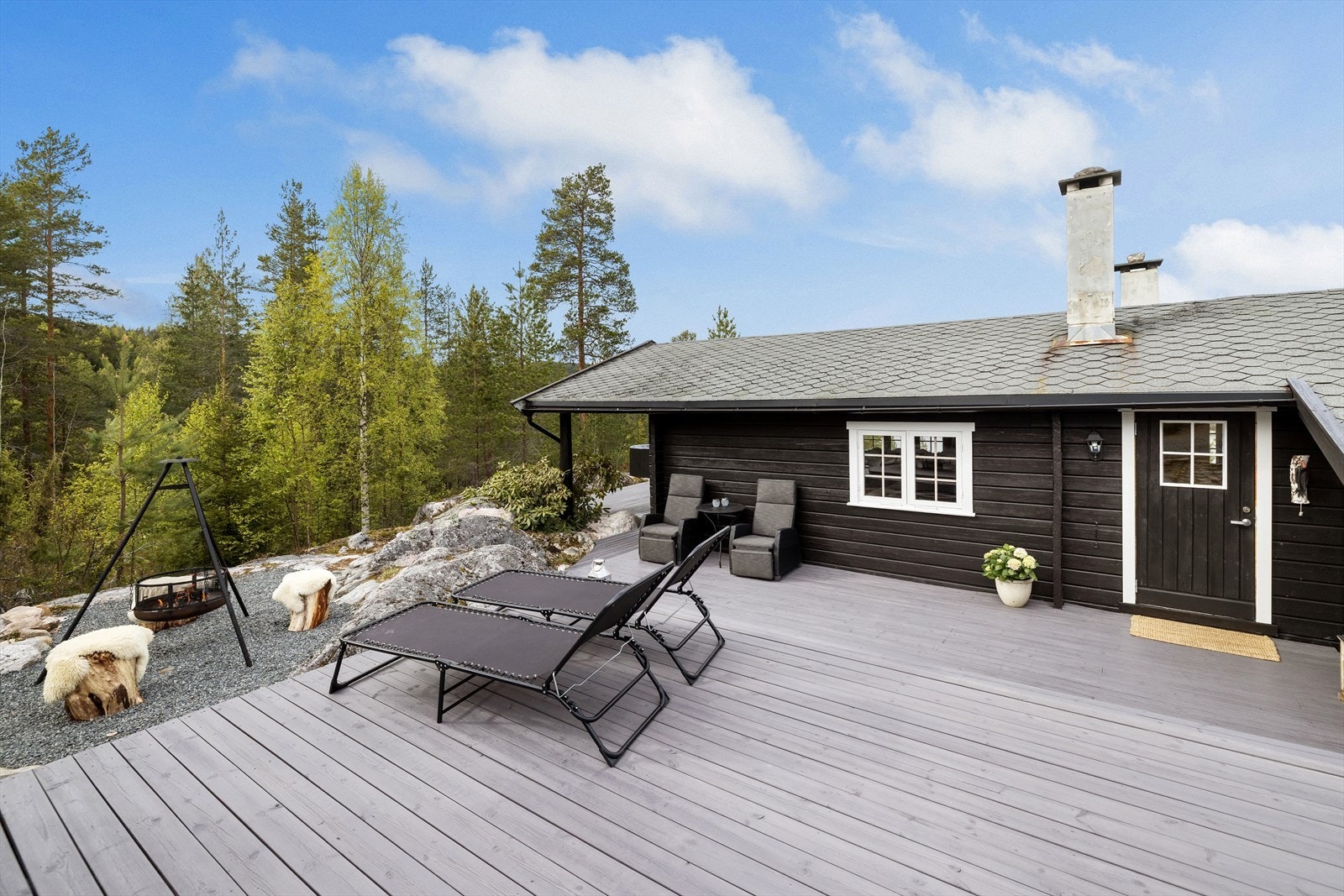 Uteplassen er opparbeidet med flere soner for sittegrupper og solsenger. Galleribilde