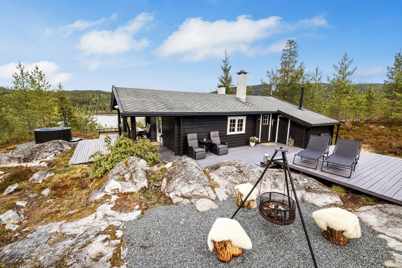 Hytta er oppført i 1977 og er fundamentert på trepilarer i terrenget. Galleribilde