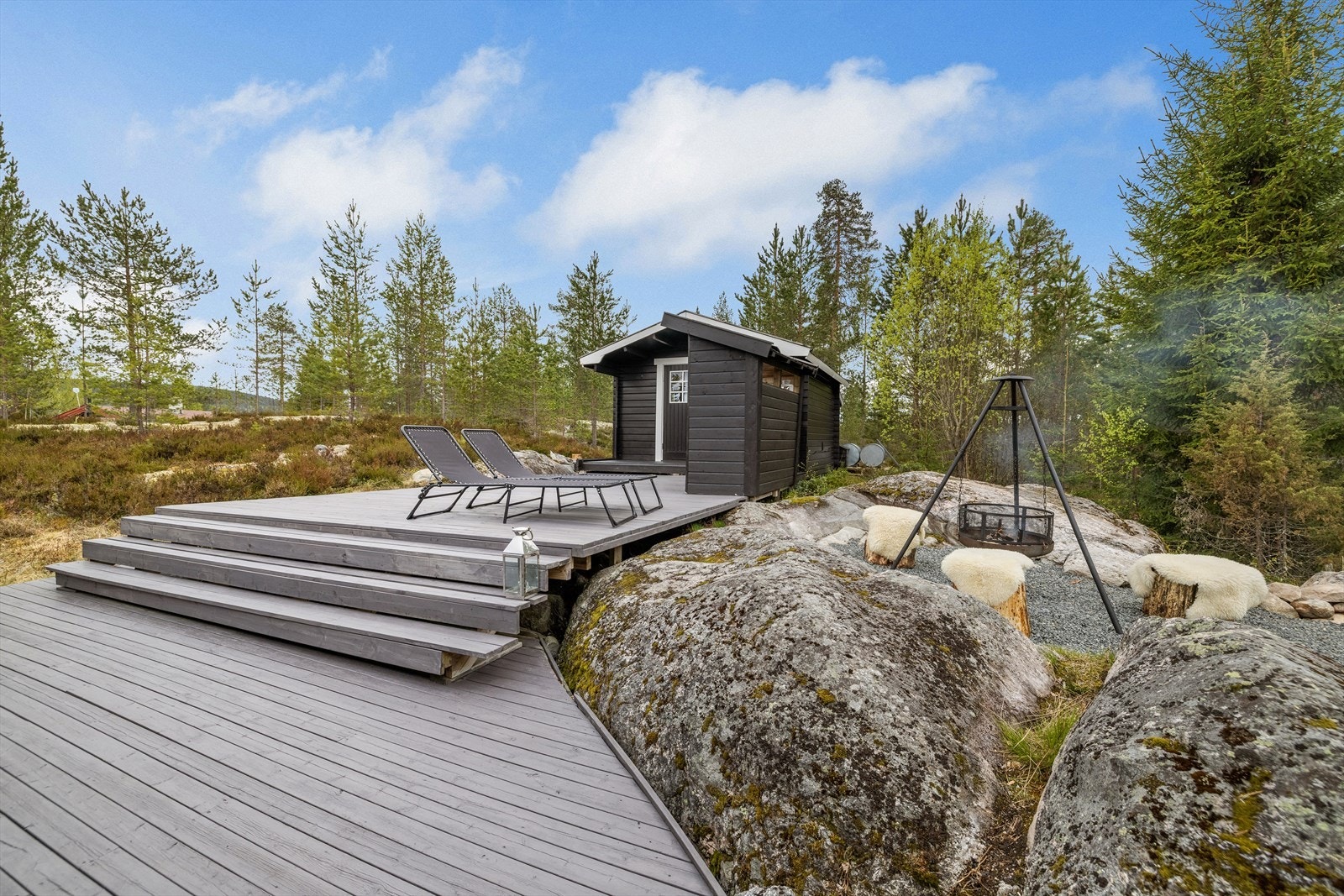 Tomten er en naturtomt som glir sømløst inn i de omkringliggende skogsområdene. Galleribilde