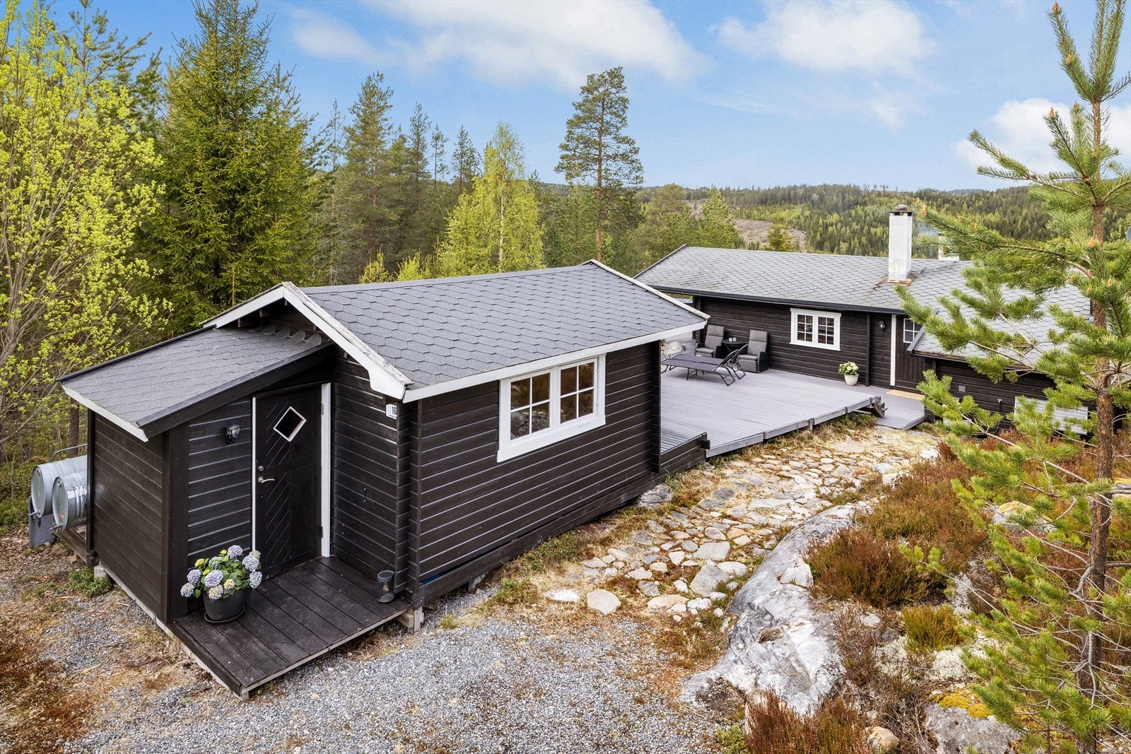 Terrasseplatting binder sammen hovedhytta og annekset, og skaper et helhetlig og sosialt tun. Galleribilde