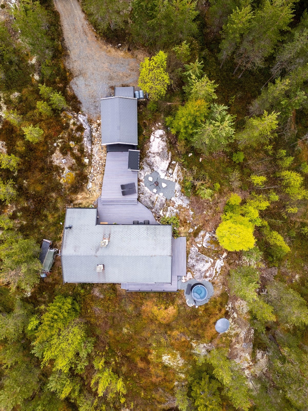 Fra luften ser man tydelig hvordan bygningsmassen og uteplassene er integrert i naturtomten. Galleribilde