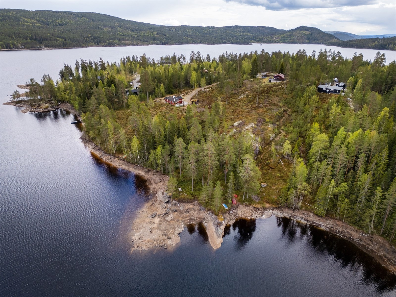 Eiendommen ligger på en tange i Samsjøen, omgitt av vann og natur. Galleribilde
