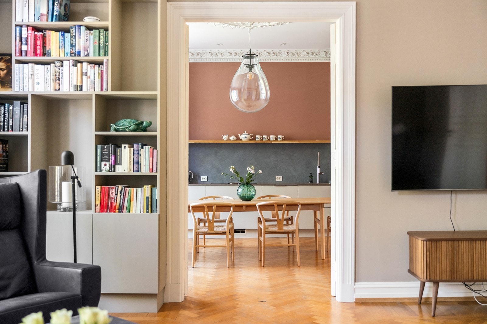 Klassisk og lys 3-roms med sydvestvendt balkong og peis. Foto: Studio Oslo Galleribilde