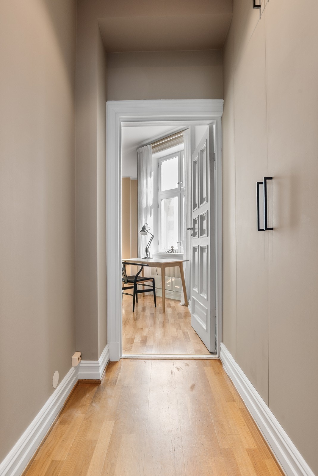 Gang inn til soverom 2 med mye skapplass Galleribilde