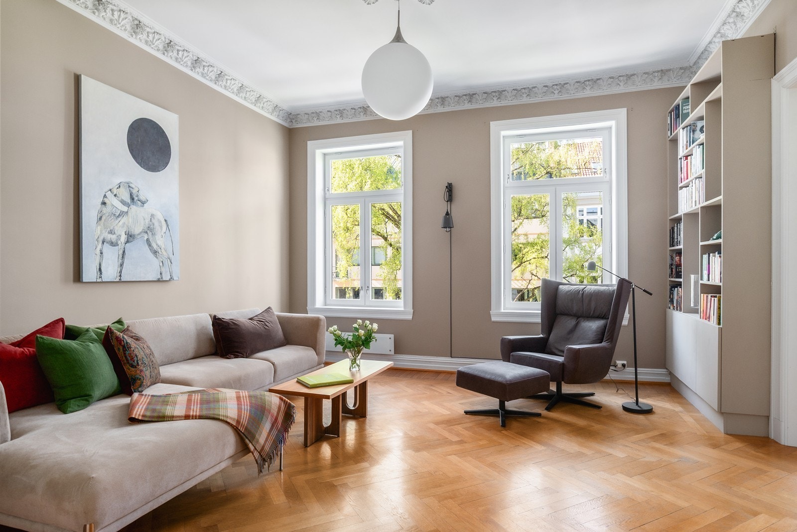 Stuen er romslig med god plass til det man måtte ønske av møblement Galleribilde