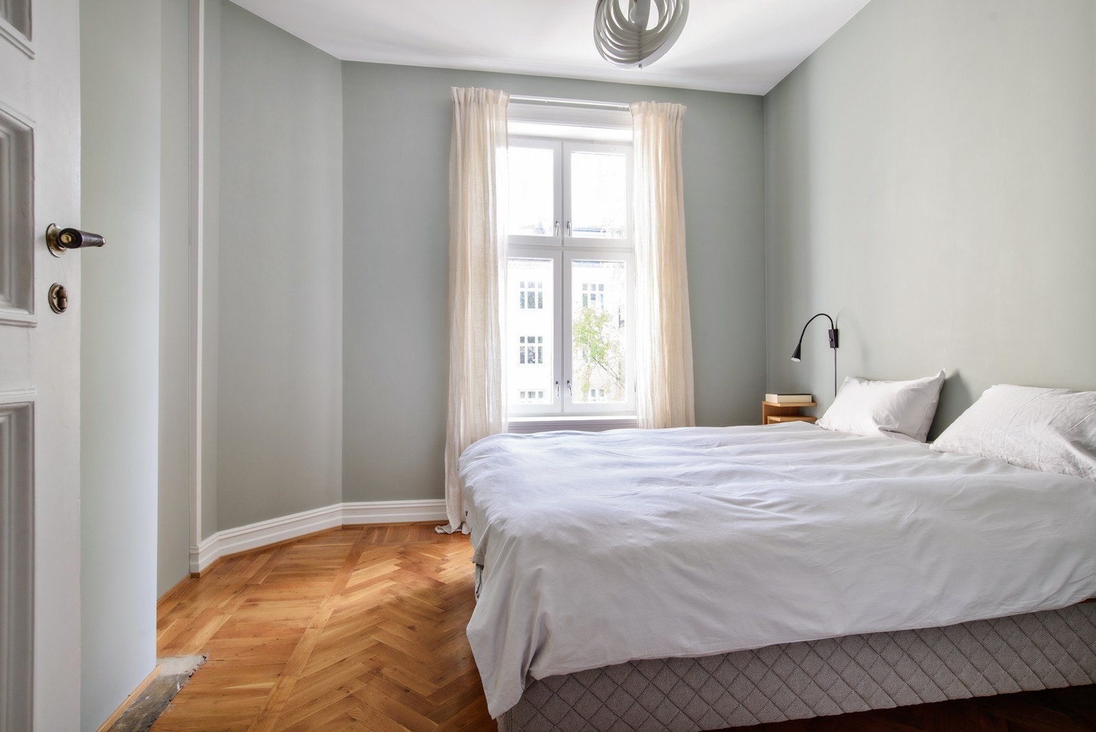 Romslig hovedsoverom med plass til dobbeltseng og garderobe Galleribilde