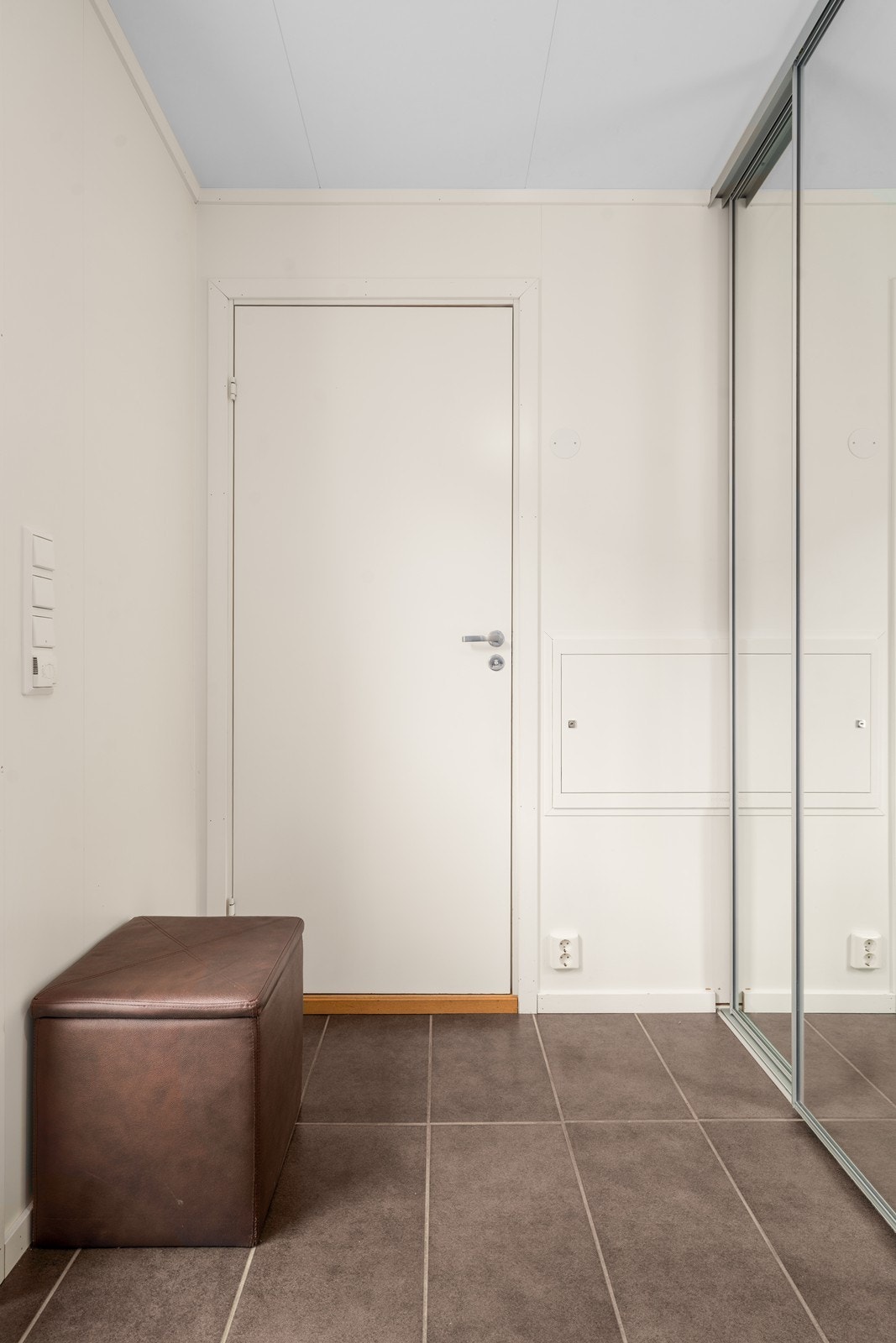 Skyvedørsgarderobe i entré gir gode oppbevaringsmuligheter. Galleribilde