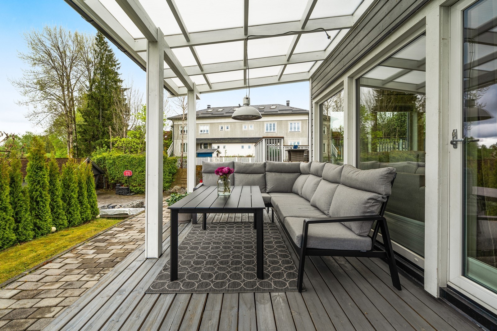En av de fine uteplassene, overbygg gjør at uteplassen kan nytes gjennom året. Galleribilde