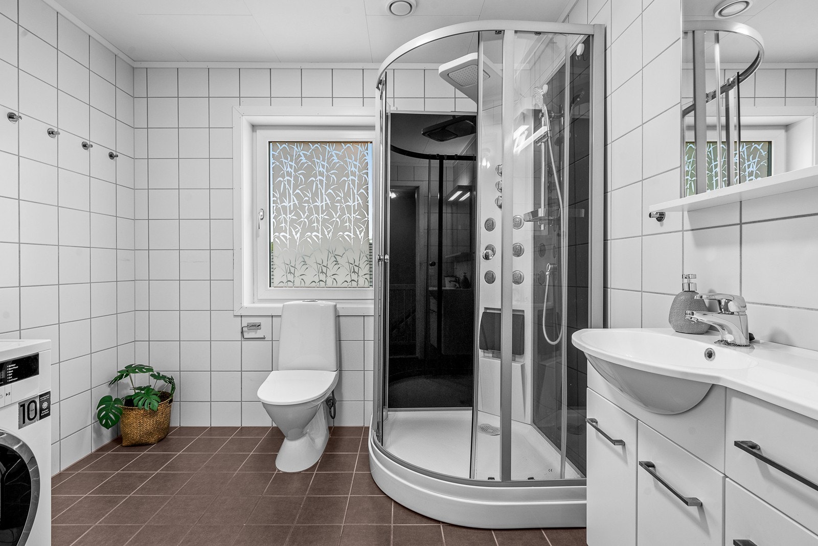 Hovedbad i 2. etasje med opplegg for vaskemaskin. Galleribilde