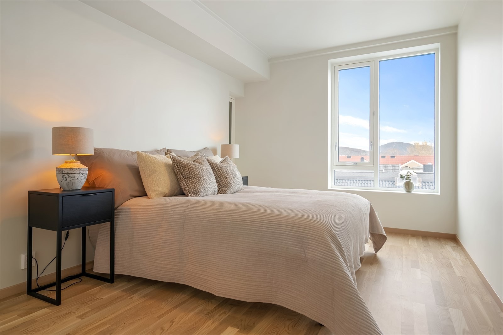 Innbydende hovedsoverom med plass til garderobeløsning. Galleribilde