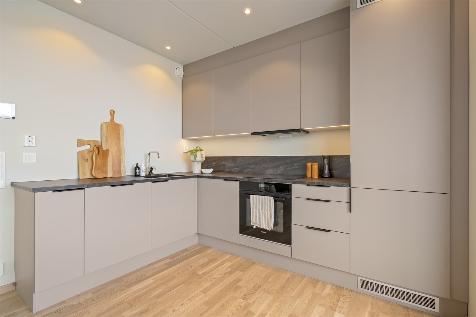 Pent og moderne kjøkken fra Designa. Glatte, stilrene fronter som gir et rent og elegant uttrykk. Galleribilde