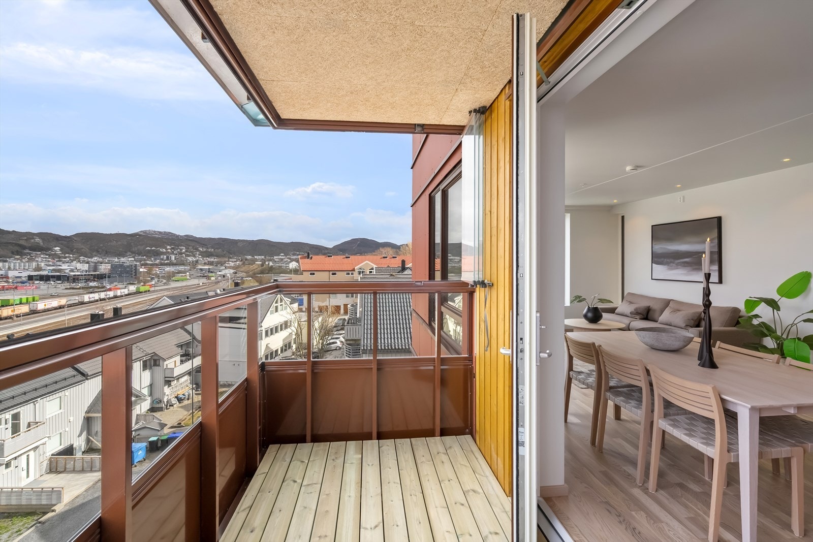 Leiligheten har to innglassede balkonger på til sammen ca.8 m² Galleribilde
