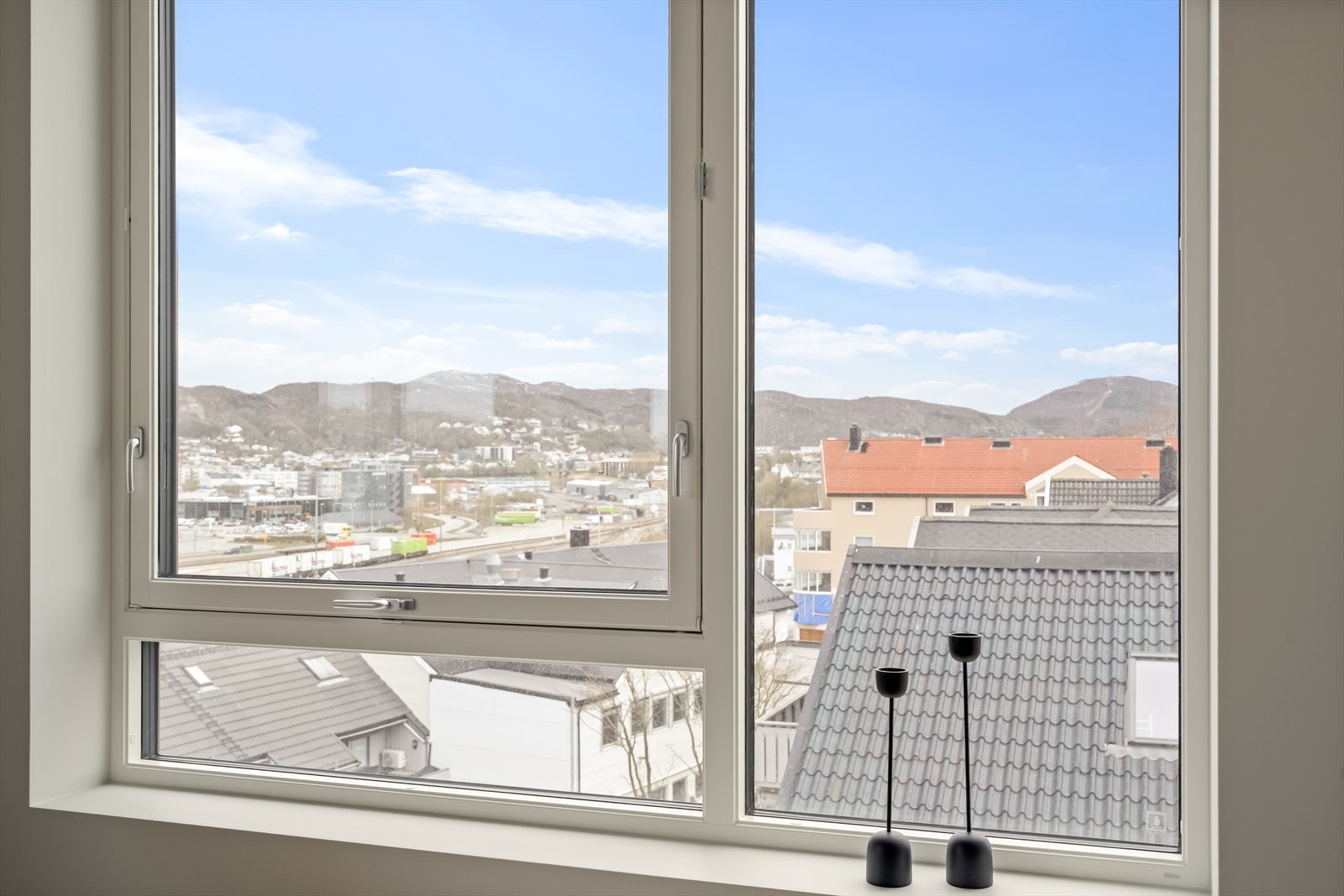 Utsikt mot øst og Rønvikfjellene. Galleribilde