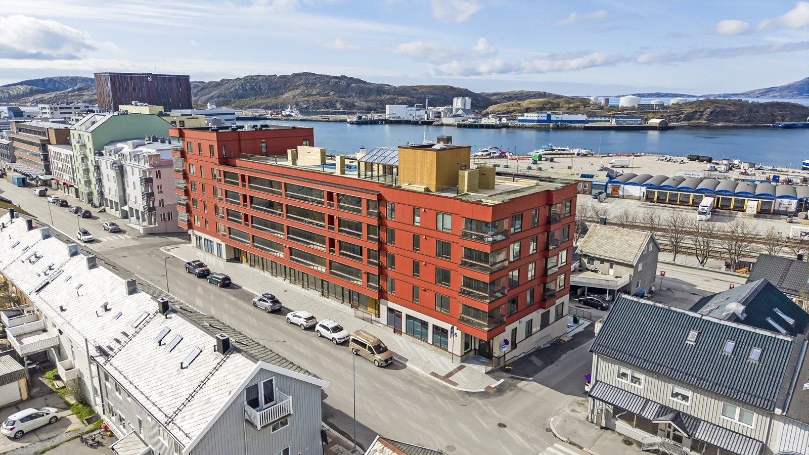 Kort gangavstand til blant annet Glasshuset Bodø, som byr på et bredt spekter av shoppingmuligheter. Galleribilde