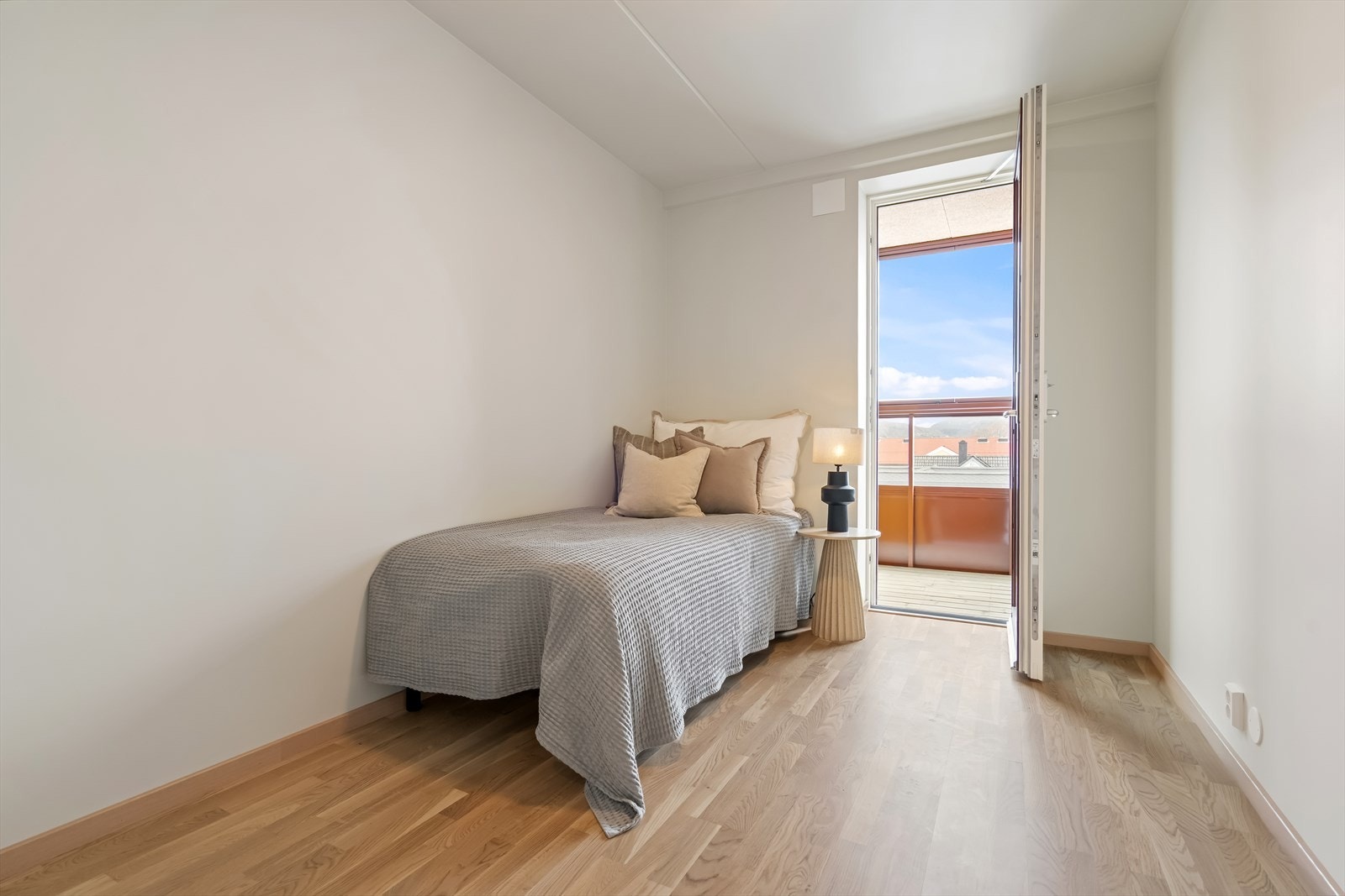 Det andre soverommet egner seg godt som barnerom, gjesterom eller kontor. Også her er det plass til garderobeløsning. Rommet har egen innglasset balkong mot øst. Galleribilde